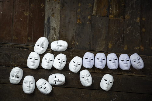 Allemaal witte maskers van gezichten die moeilijk te herkennen zijn als voorbeeld van prosopagnosie