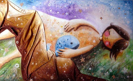 Meisje ligt in gras en heeft valse hoop.