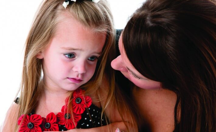 Meisje dat getroost wordt door haar moeder als voorbeeld van depressie bij kinderen