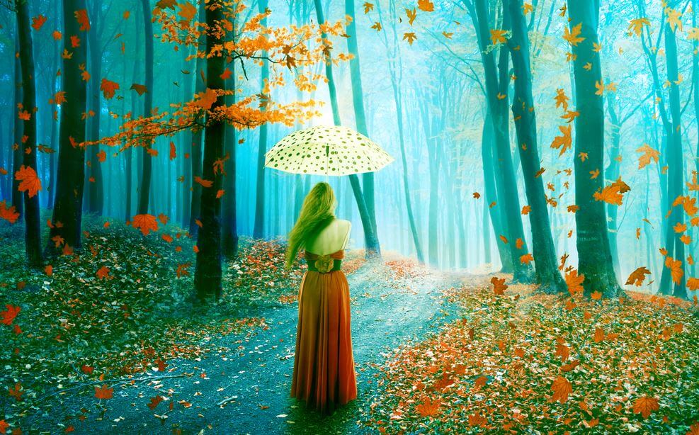 Meisje dat met haar paraplu door het bos loopt en nadenkt over een breuk in haar leven