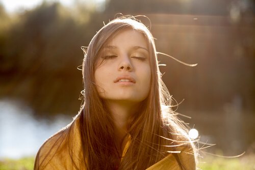Meisje dat geniet van de zon want leven in het nu is belangrijk voor haar
