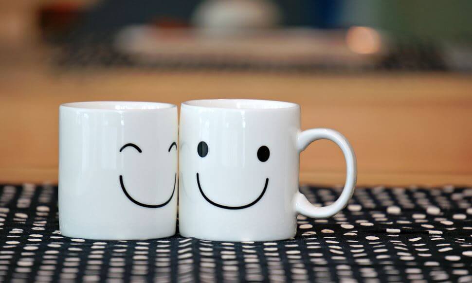 Twee bekers met een smiley erop als voorbeeld van constante vriendschap
