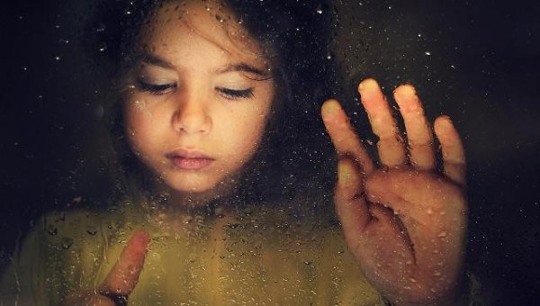 Toen mijn kind zijn glimlach verloor: kindermisbruik