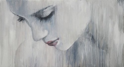 Verdrietige vrouw in de regen, denkt na over moed en leed