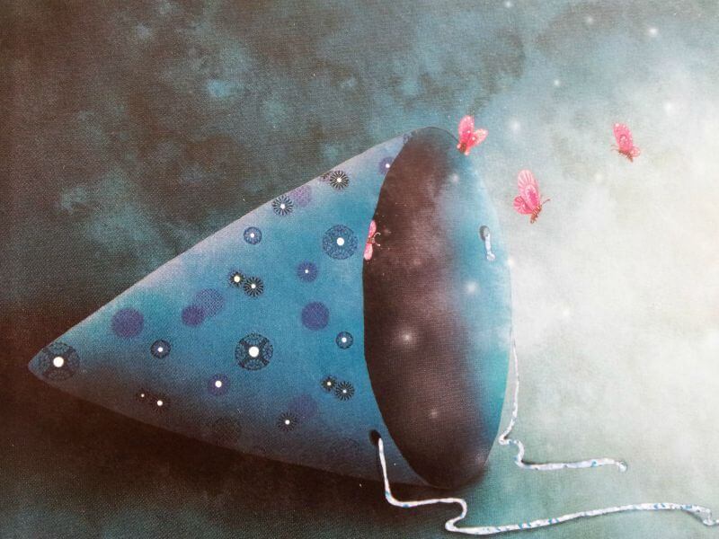 Vlinders vliegen uit feesthoed.