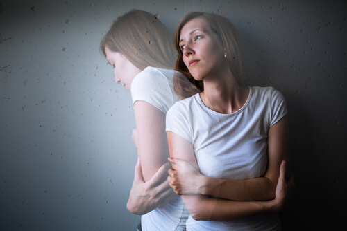 Vrouw met haar armen gekruisd die het liefst uit haar eigen lichaam zou kruipen als gevolg van haar verslaving aan benzodiazepinen