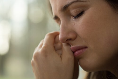 Vrouw die moet huilen want dit gebeurt wanneer je emoties je overweldigen