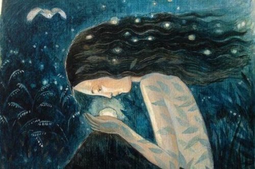 Vrouw kijkt in glazen bol.