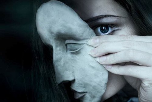 Vrouw zet masker af en stelt zich kwetsbaar op.