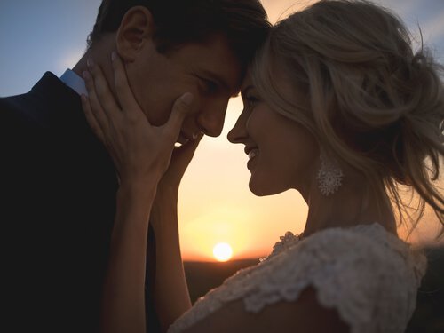 Twee mensen die net met elkaar zijn getrouwd want liefde is meer dan wat dan ook