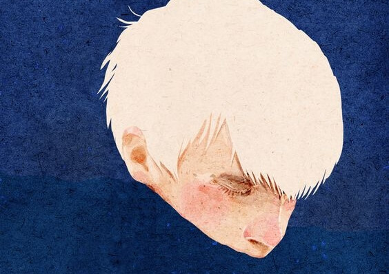 Jongen met heel blond haar die zijn mond verstopt