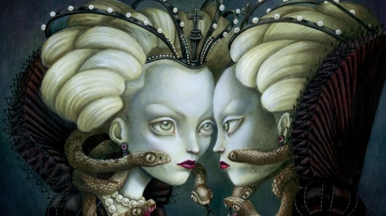 Boze koningin die naar zichzelf kijkt in de spiegel