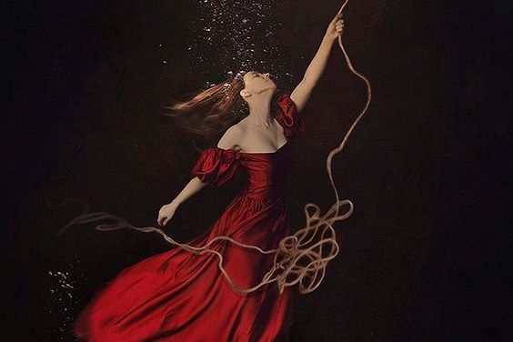 Vrouw die zichzelf door een touw omhoog laat trekken