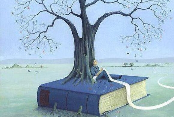 Man die op een zeer groot boek zit waar een boom doorheen groeit