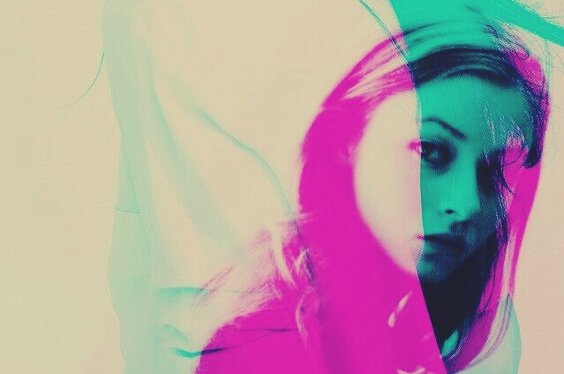 Meisje vol zelfvertrouwen, een van de eigenschappen van assertieve mensen