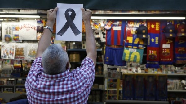 Man hangt gedenkteken op marktkraam
