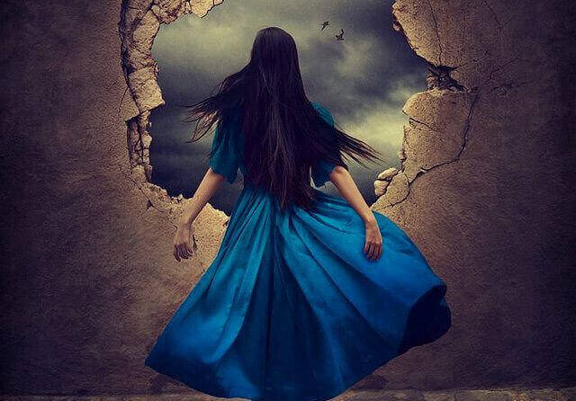 Vrouw in een blauwe jurk die naar een open gat staart