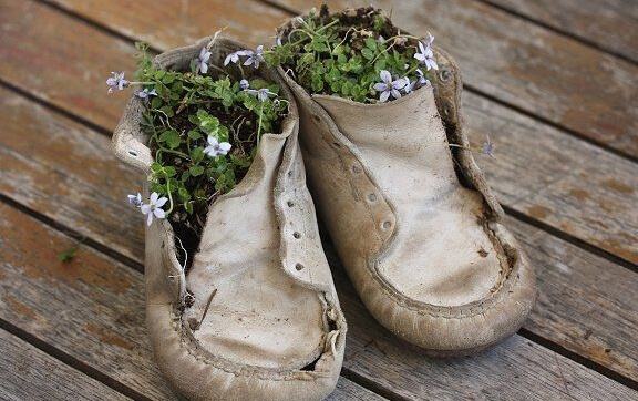 Babyschoentjes gebruikt als bloempotjes