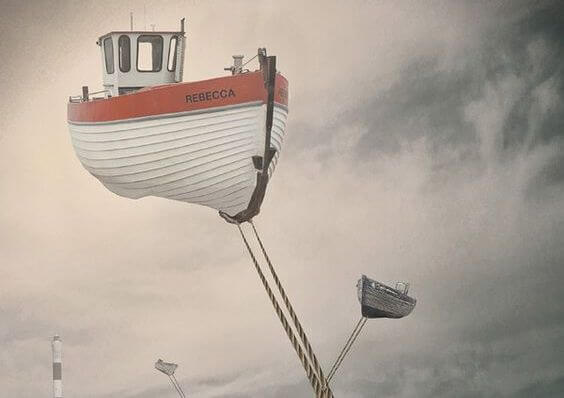 Boot die vastgebonden aan een touw in de lucht zweeft