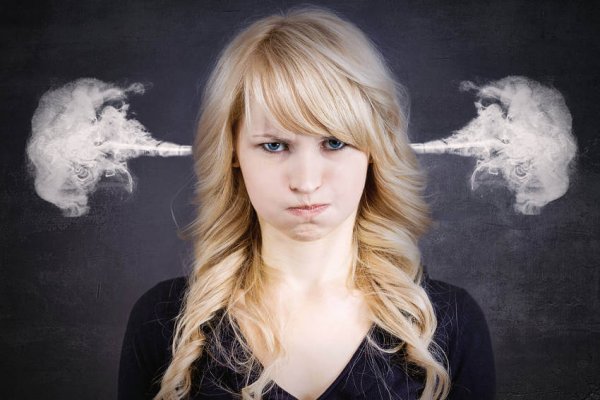 Boze vrouw voor wie negatieve emoties uiten moeilijk is, waardoor ze uiteindelijk ontploft
