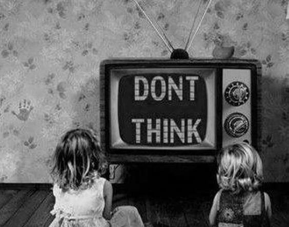Brave meisjes die stilletjes naar de tv zitten te staren