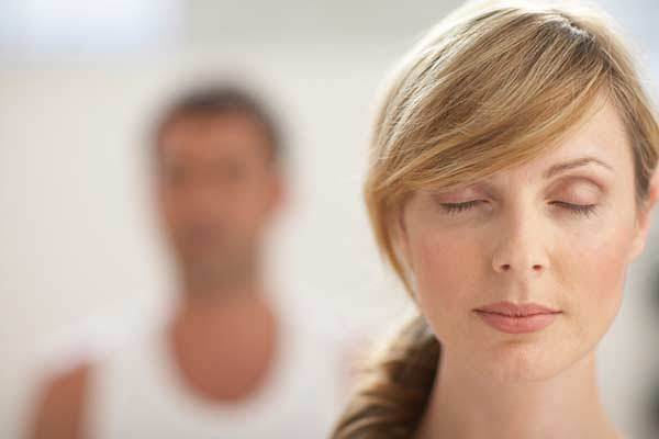 Vrouw die haar ogen sluit om tot rust te komen en haar mentale controle te vergroten