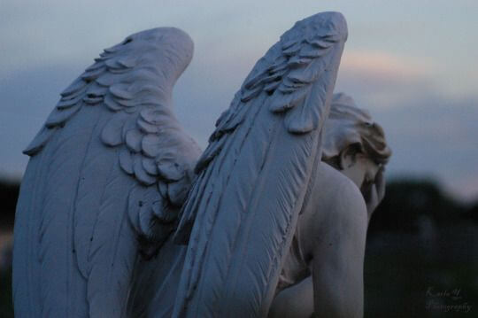 Standbeeld van een engel die verdrietig is, als symbool voor depressie