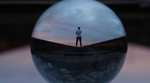 Man met een INFJ-persoonlijkheid die tijd alleen nodig heeft