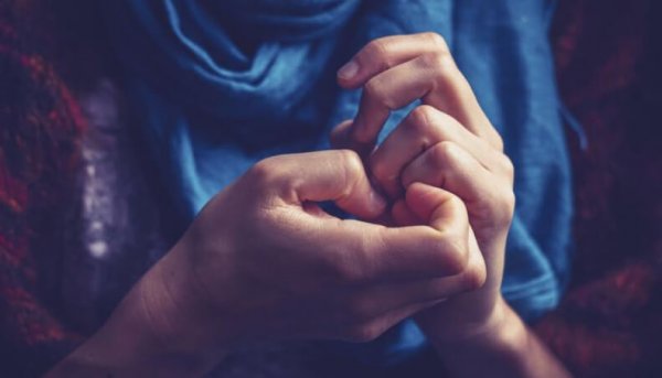 Vrouw die aan haar vingers zit te frunniken omdat ze een van die mensen met angstgevoelens is