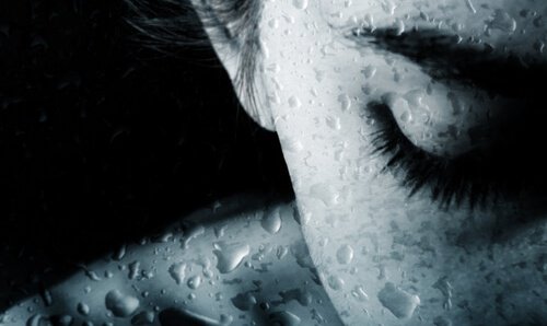 Huilende vrouw die niet in staat is om te leven in het nu