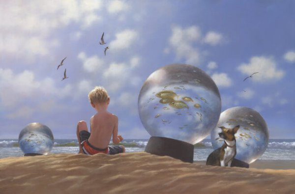 Jongetje zit op het strand te spelen tussen de glazen bollen