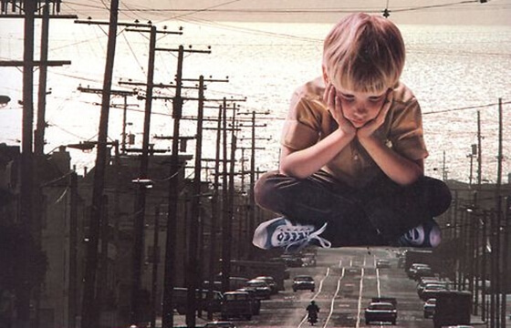 Denkende jongen die heeft ontdekt dat soms de mooie dingen naar je toe komen wanneer je stopt met zoeken