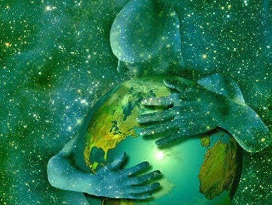 Man die in het universum de wereld omhelst