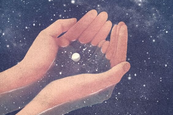 Meisje dat met haar handen een kommetje maakt waar sterren in drijven want wij zijn sterrenstof
