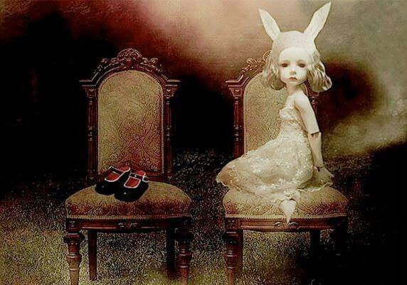 Meisje met konijnenoren dat op een stoel zit naast een stoel waar haar schoenen op liggen