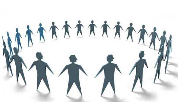 Kring van mensen die zij aan zij staan