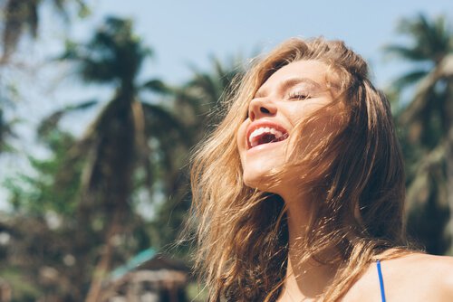 Lachende vrouw die destructieve kritiek naast zich neer kan leggen