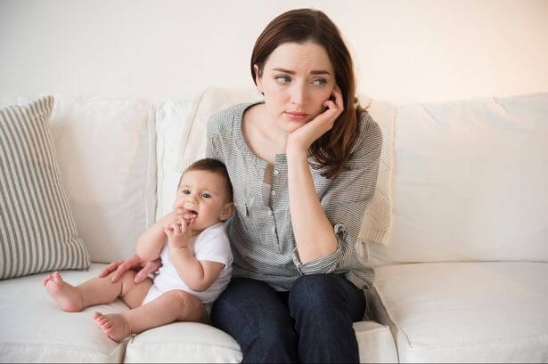 Moeder die haar baby een beetje negeert wat leidt tot vermijdende hechting