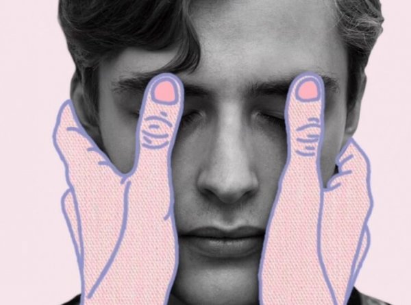 Het gezicht van een man met twee getekende handen erop waardoor hij berekende stilte uitstraalt