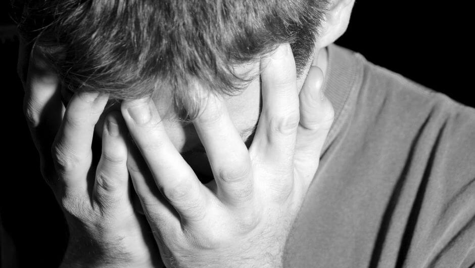 Huilende man die zich geen raad meer weet