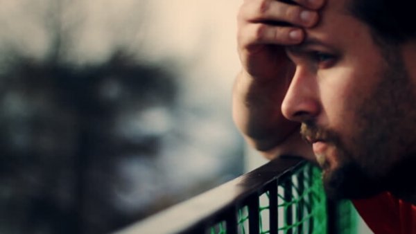 Man die de ziekte van Alzheimer heeft