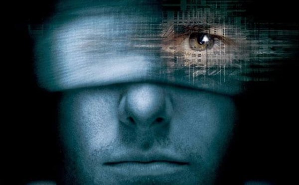 Man kijkt door verband