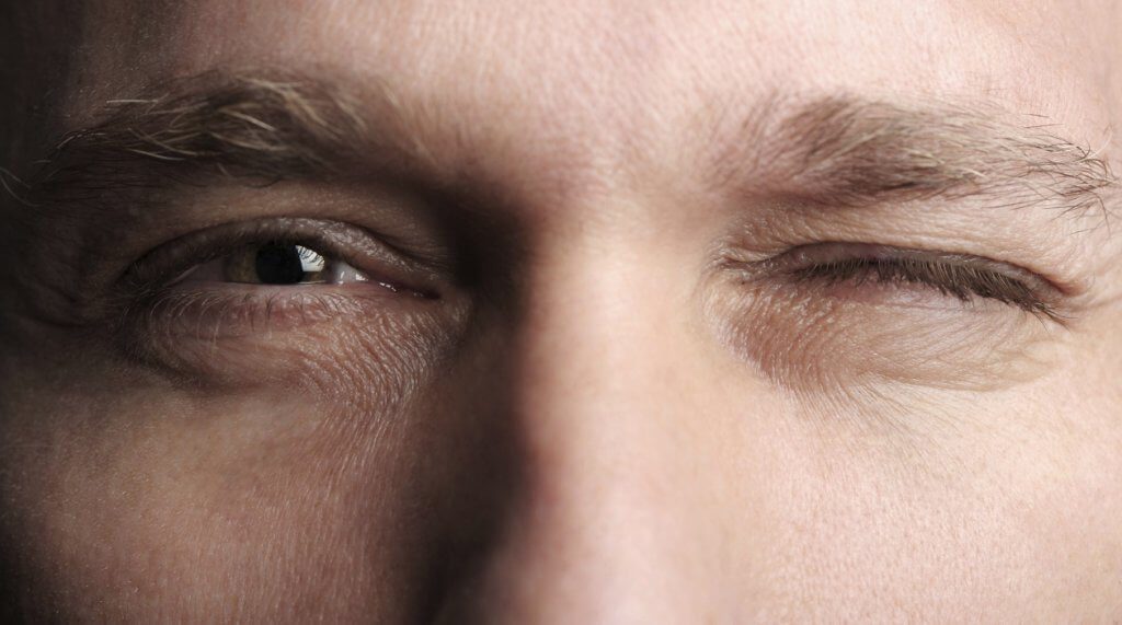 Man die knipoogt en dit kan wantrouwen oproepen