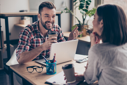 Man en vrouw voeren een gesprek op het werk