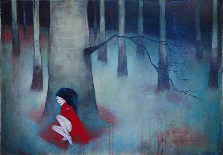 Meisje dat in haar eentje in een donker bos tegen een boom aanleunt