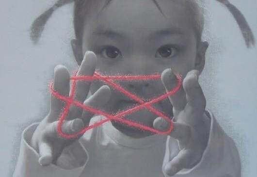 Aziatisch meisje dat aan het spelen is met een draad