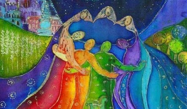 Kleurrijke mensen die elkaar in een kring omhelzen