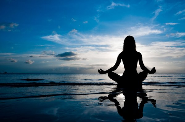 Vrouw mediteert en beoefent mindfulness