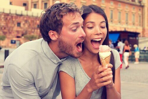 Twee mensen die samen een ijsje eten, maar niet vanuit aanhankelijkheid