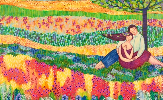 Een gelukkig stel in een bloemenveld dat geniet van de overvloed in hun leven